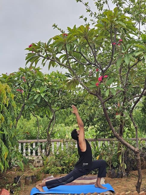 अंजनेयासन (Anjaneyasana — Crescent Lunge) — आरोग्यसुधा जयपुर में योग चिकित्सा आसन