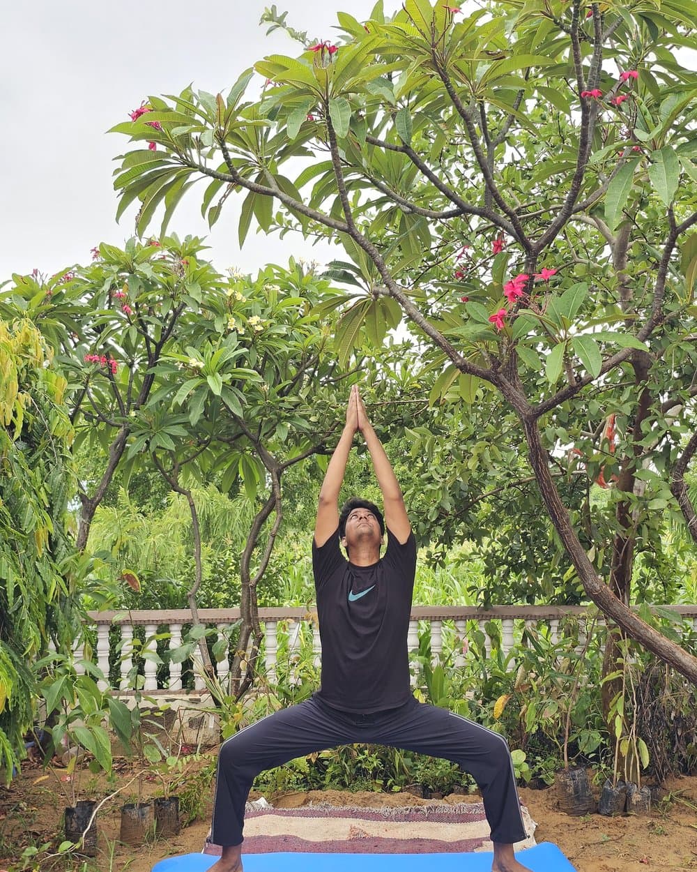 उत्कट कोणासन (Utkata Konasana — Goddess Pose) — आरोग्यसुधा जयपुर में योग चिकित्सा आसन